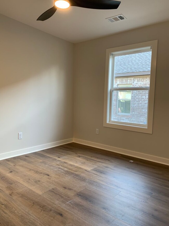 Building Photo - 2 Bed/1 Bath: Walk to International Studie...
