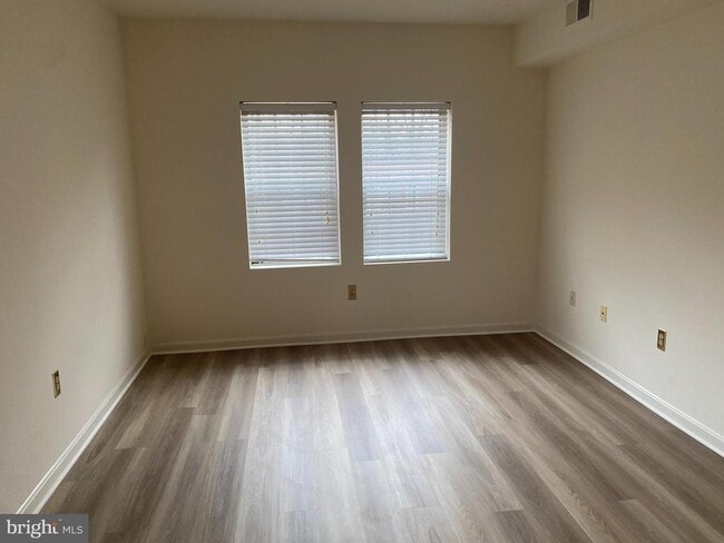 Building Photo - 1816 Queens Ln