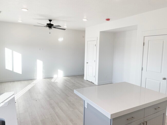 Building Photo - 1599 N 1870 E