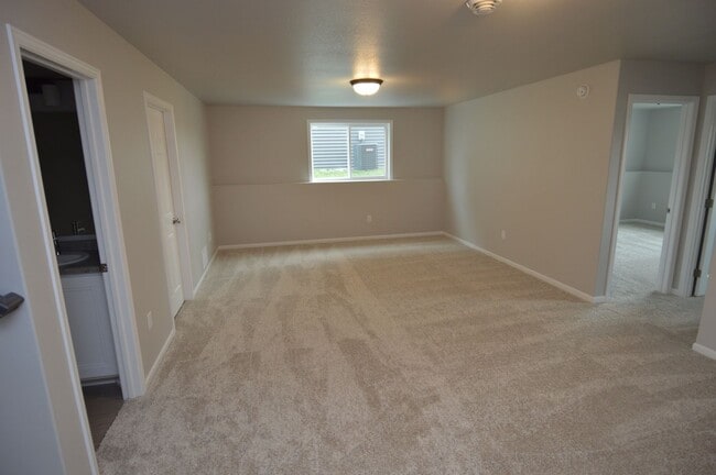 Building Photo - 4 bed 2 bath Townhome for rent!