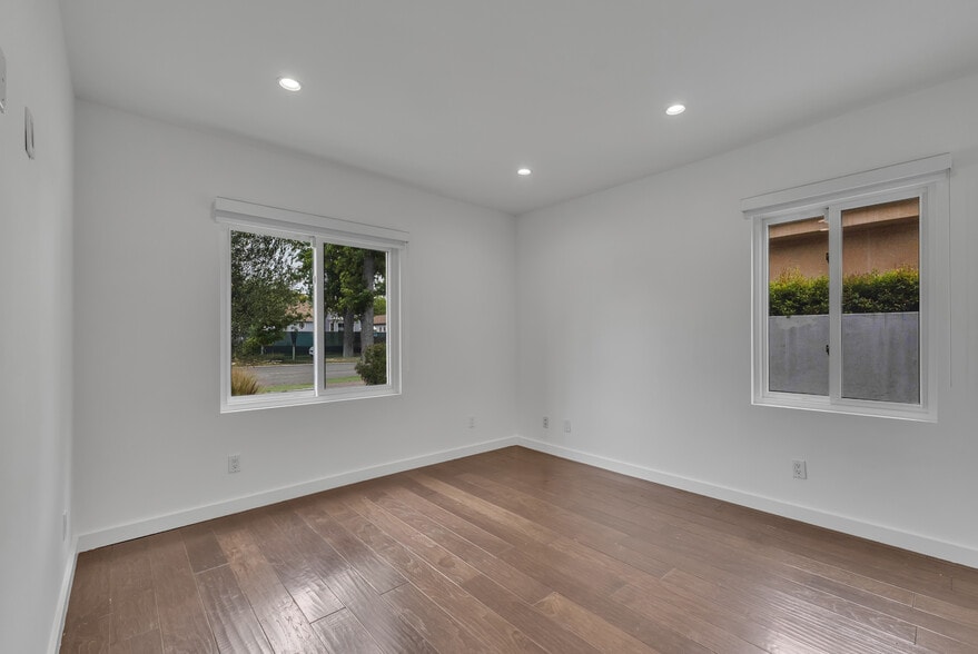 Building Photo - 4925 Nagle Ave