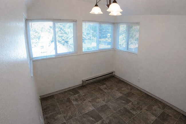 Building Photo - 1004 W 12th Ave