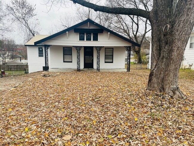 Building Photo - 902 S Cedar Ave