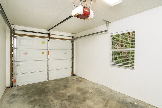 Building Photo - 1535 18th Ave SW