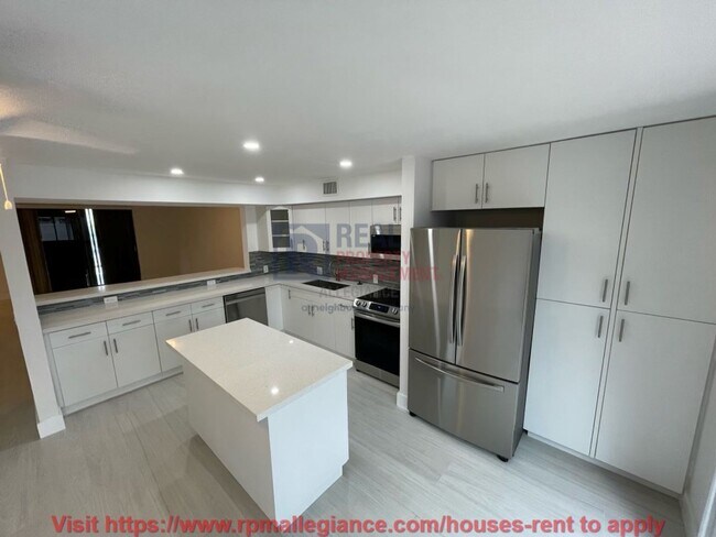 Building Photo - Updated 2-Bedroom Villa with Modern Featur...