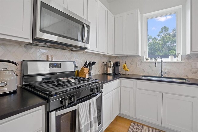 Building Photo - 5806 Sutherlin Rd