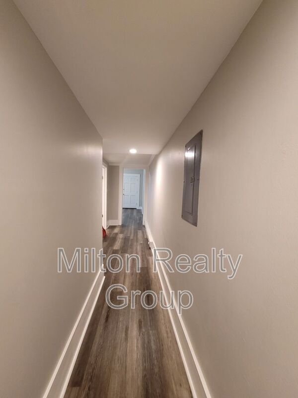 Building Photo - 210 S Elm Ave