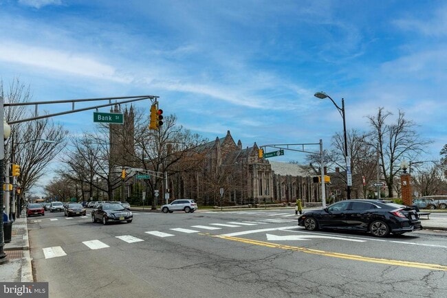 Building Photo - 24 Bank St