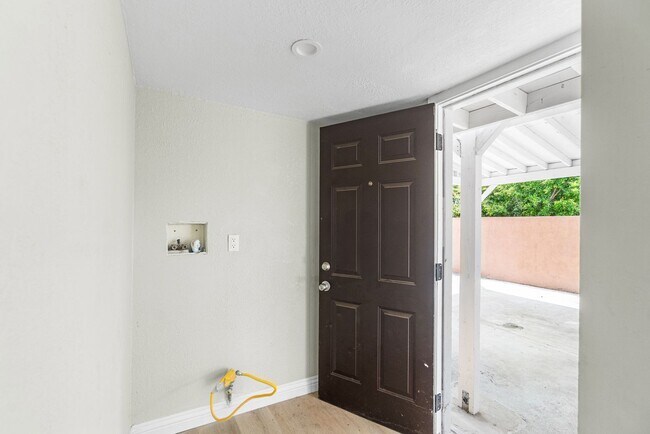 Building Photo - RECENTLY REMODELED, BRIGHT & AIRY 3BR2BA HOUSE ON SPACIOUS CORNER LOT W/ LARGE WRAP AROUND YARD &...