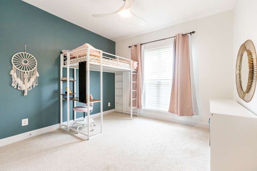 Building Photo - 20657 Sibbald Sq