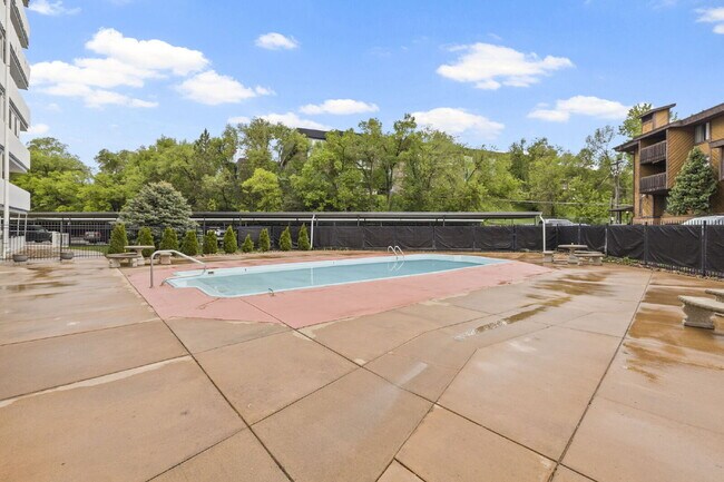 Building Photo - Live Above It All at the Satellite Condo 1 bed 1 bath!