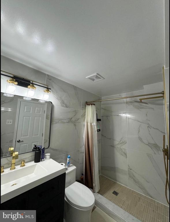 Building Photo - 19100 Annapolis Way