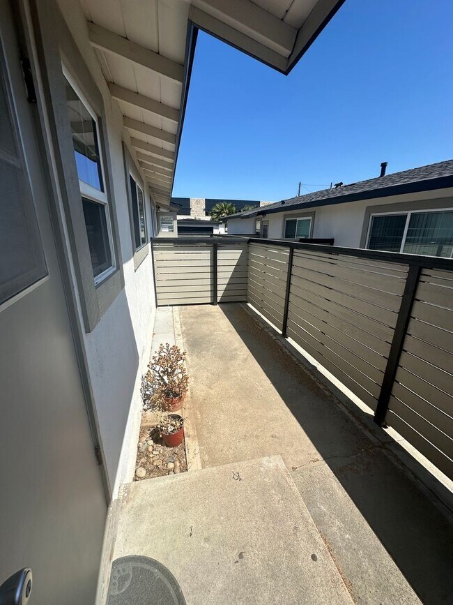 Building Photo - Newly Remodeled 1 Bedroom