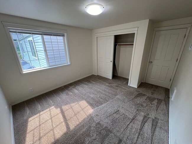 Building Photo - Two Bedroom Townhouse in South Salem with ...