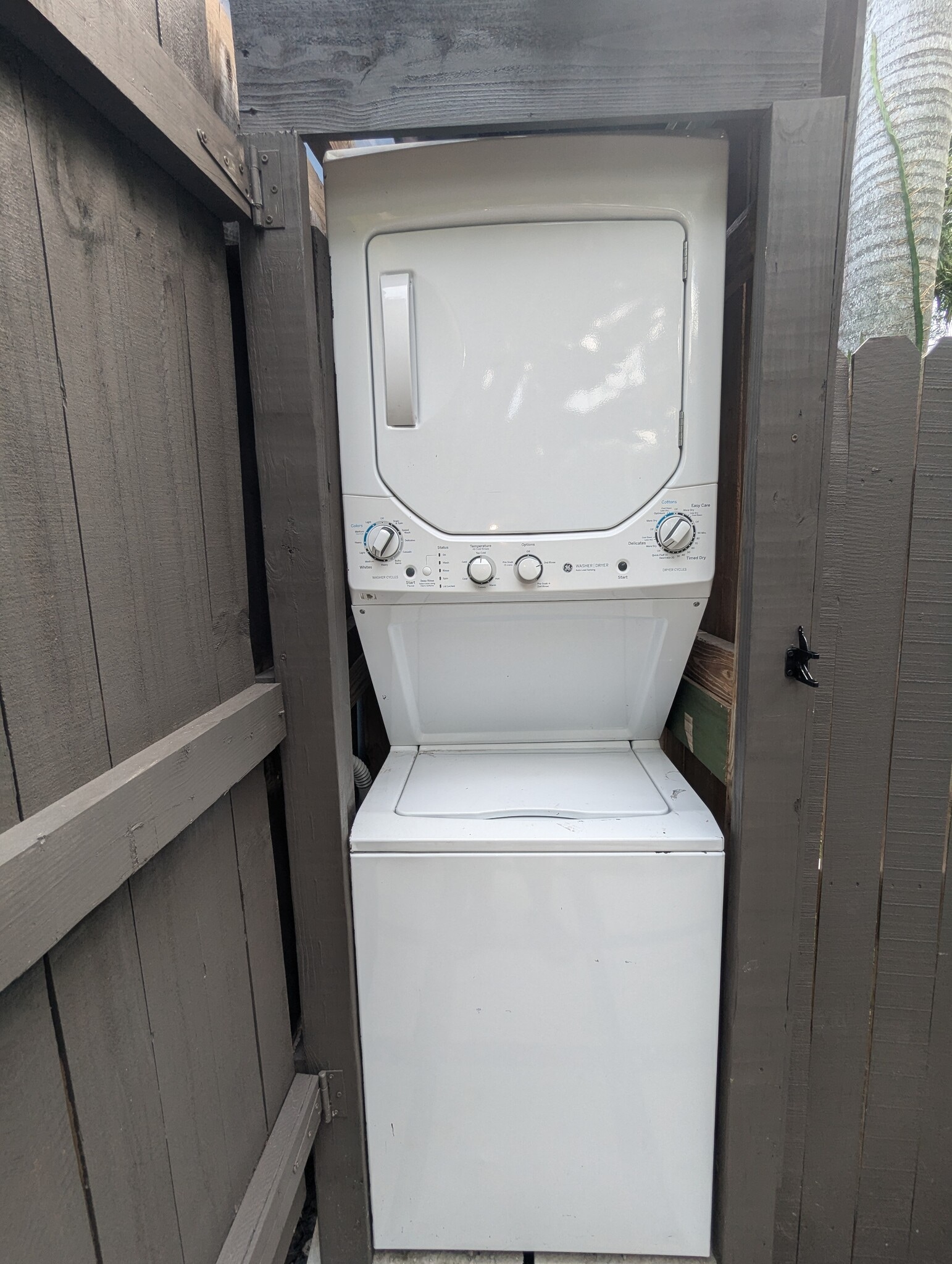 Private washer dryer right outside studio - 2551 Lincoln St