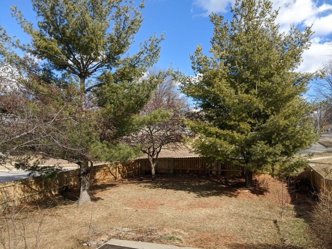 Building Photo - Spacious, corner lot 3-bedroom, 2-bath duplex in Iowa City