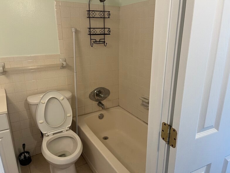 Hall bath - 190 E Olmstead Dr