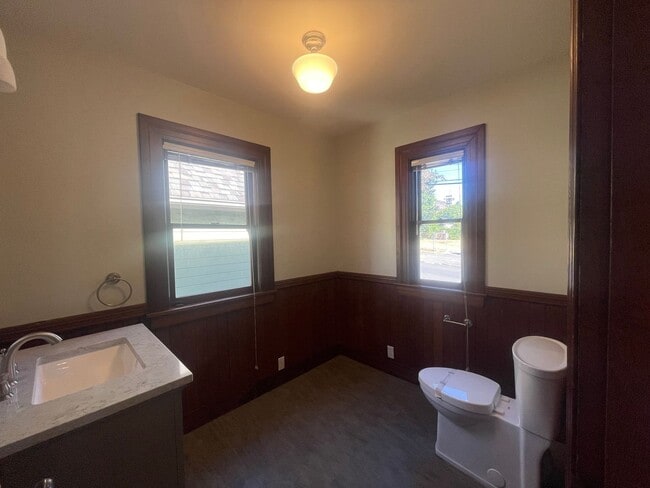 Building Photo - Charming 2 Bed / 1.5 Bath Victorian with G...