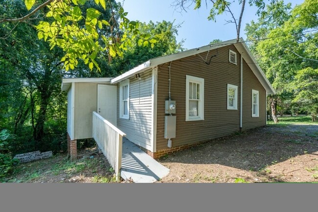 Building Photo - Holiday Special! $250 off First Month's Rent! Renovated Hueytown Charmer – 2 Beds, 1 Bath, Move-I...