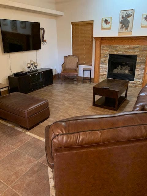 Family Room - 3559 Rosewood Ave