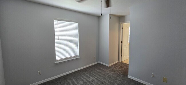 Building Photo - Stunning 2/2.5 Townhome in Beacon Park! Fresh Paint, New Carpets, Available Now!