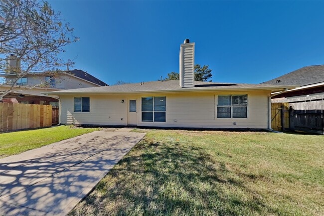 Building Photo - 1015 S Wellsford Dr