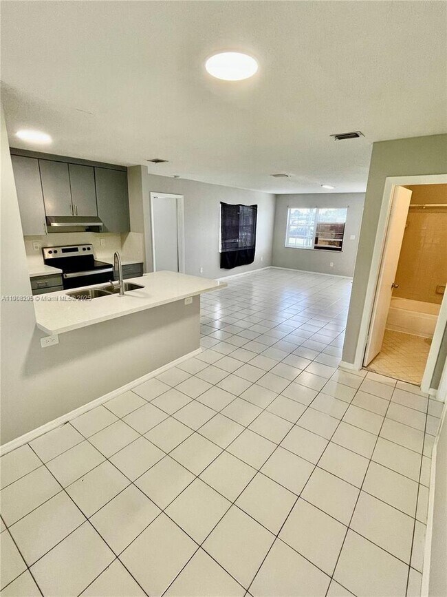 Building Photo - 5532 SW 22nd St