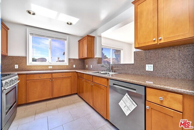 Building Photo - 2230 S Bentley Ave