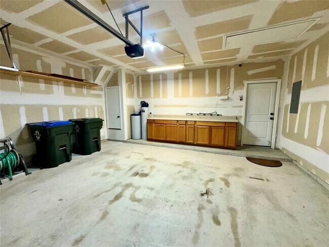 Building Photo - 208 Alpine St