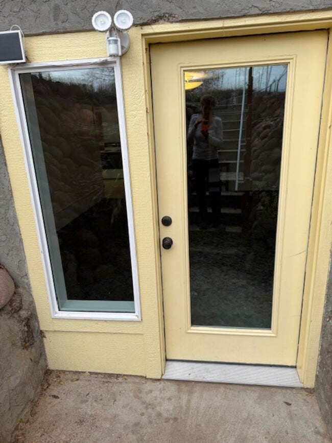 Building Photo - 2405 Sunset Dr