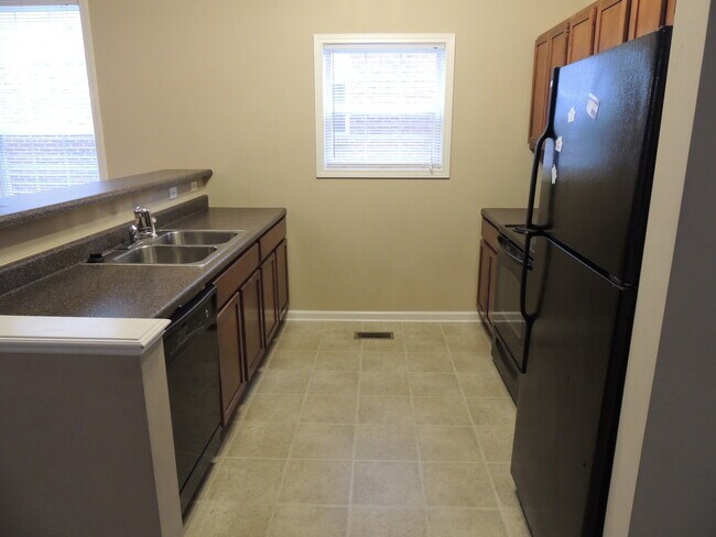 Building Photo - 3 bed, 2 bath, 2 car garage townhouse w/ b...