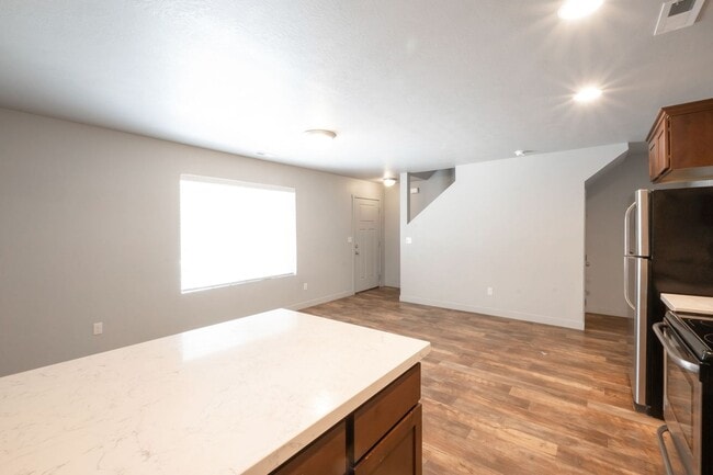 Building Photo - Amazing 2 Story Townhome in Vineyard w/ at...