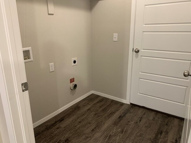 Building Photo - This is a very well maintained home in the desirable Bixby School district.