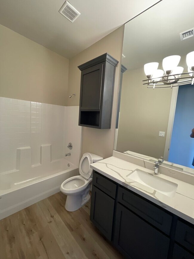 Building Photo - Gorgeous Ravines Home