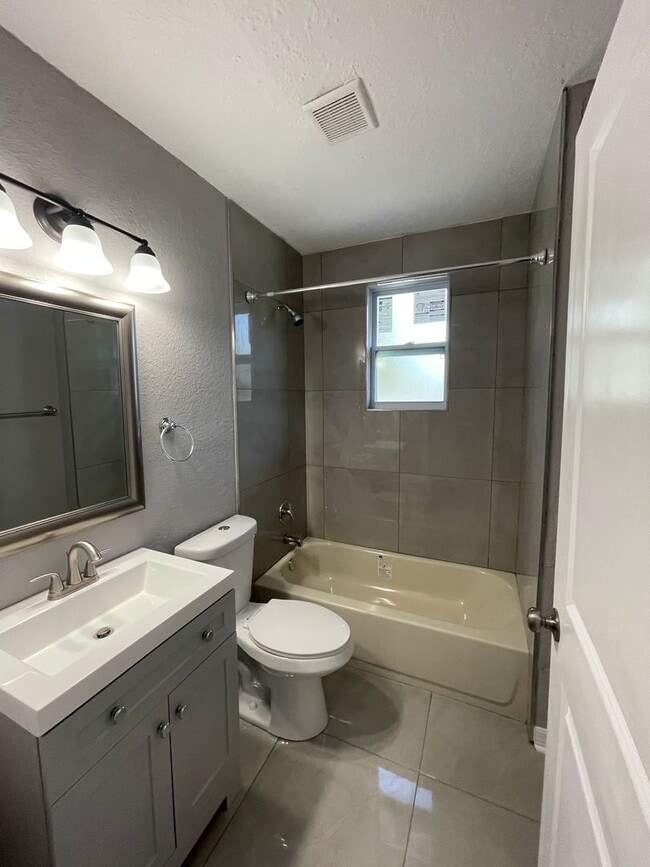 Building Photo - Charming Upstairs 2/1 - Available Now!