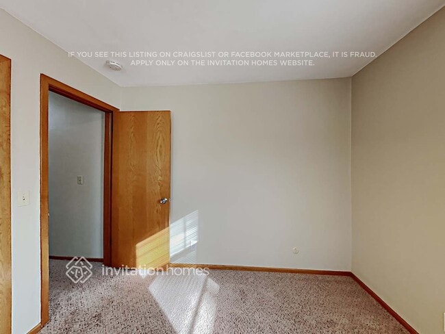 Building Photo - 2155 Edgebrook Ave