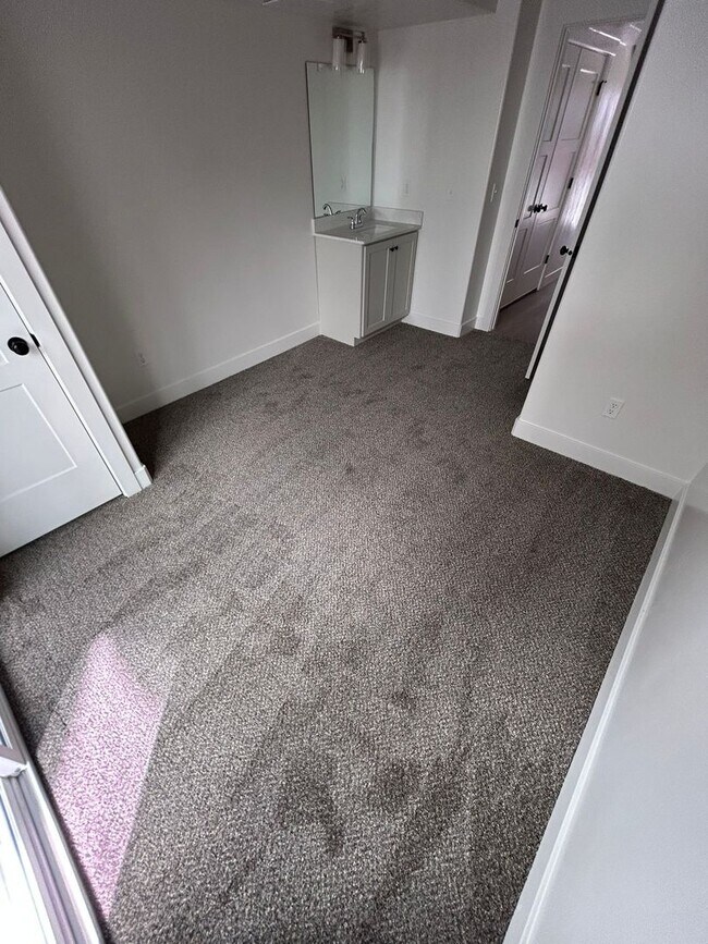 Building Photo - Freshly Updated Townhome with Walk-In Clos...