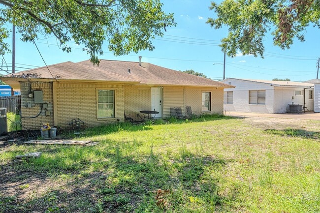 Building Photo - 2125 Strawberry Rd