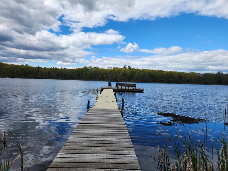 Building Photo - 44 Lakeside Dr