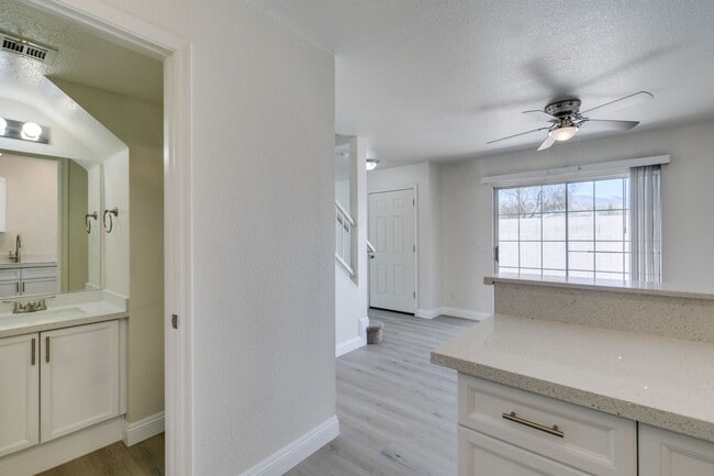 Building Photo - 3 Bedroom Townhouse with attached garage i...