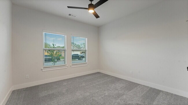 Building Photo - Modern 3BR Near Creekside Park