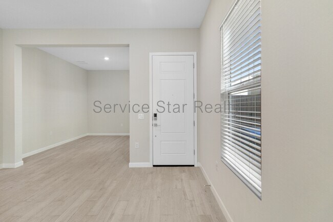 Building Photo - 5062 E Hartford Ave