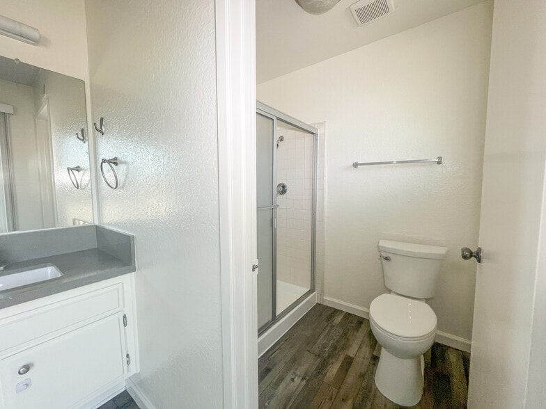 Master Bathroom (Toilet & Shower) - 25770 Mariposa St