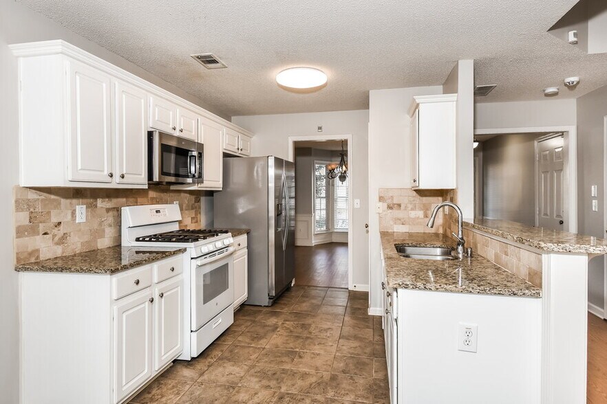 Building Photo - 135 Wallnut Hall Cir