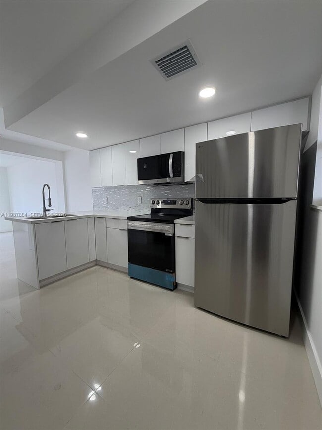 Building Photo - 1550 W 7th Ct