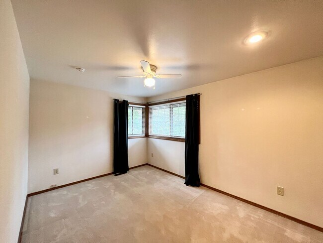 Building Photo - Golf Course Home in Mill Creek!