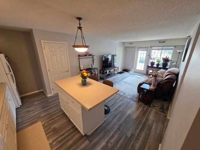 Building Photo - Main floor 2br condo Available!