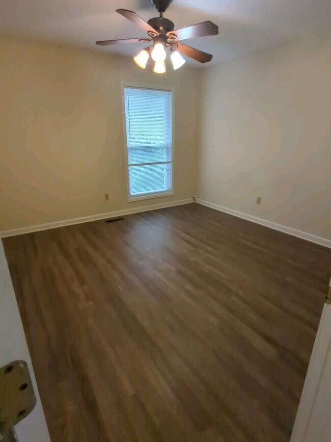 Building Photo - 1032 Brookview Dr