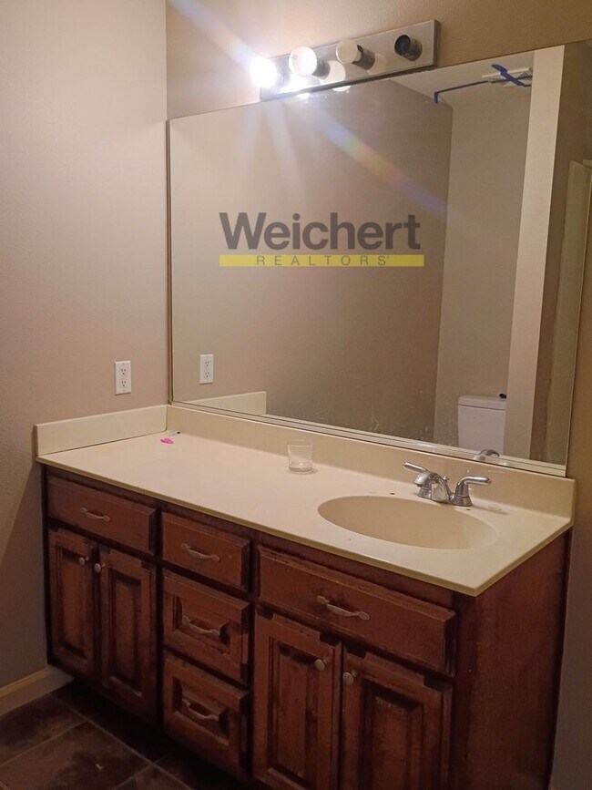 Building Photo - Comfortable 3BR/2BA with Garage & Fenced Backyard