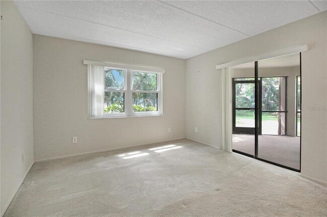 Building Photo - 135 Woodlake Wynde